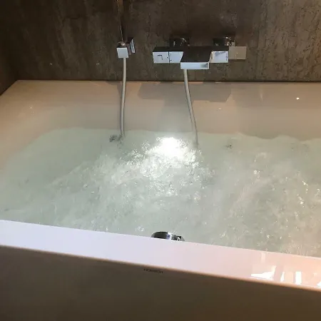 לינה וארוחת בוקר La Colombe