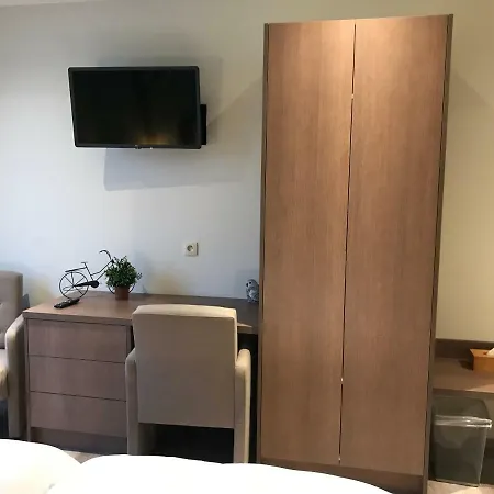 לינה וארוחת בוקר La Colombe 4*